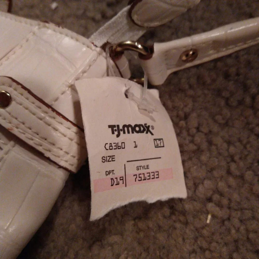 BRAND NEW LIZ CLAIRBORNE WHITE FAUX LEATHER PURSE - Picture 4 of 9